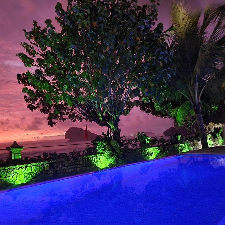 Istana Ombak Eco Resort Pacitan Buitenkant foto