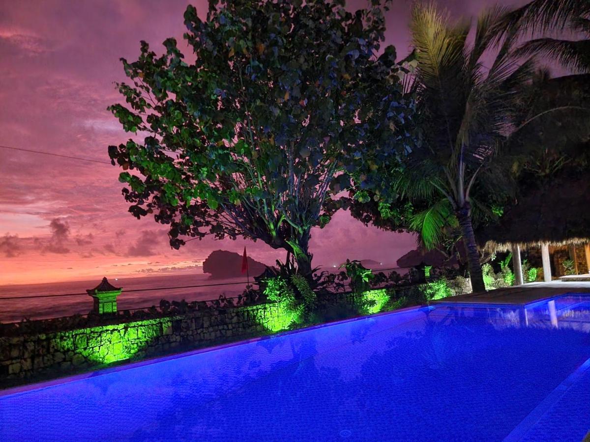 Istana Ombak Eco Resort Pacitan Buitenkant foto