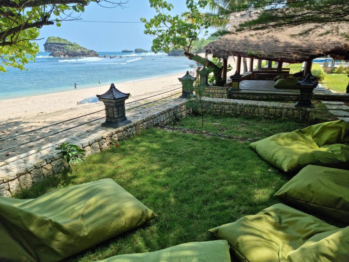 Istana Ombak Eco Resort Pacitan Buitenkant foto