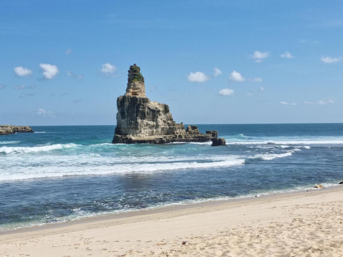 Istana Ombak Eco Resort Pacitan Buitenkant foto
