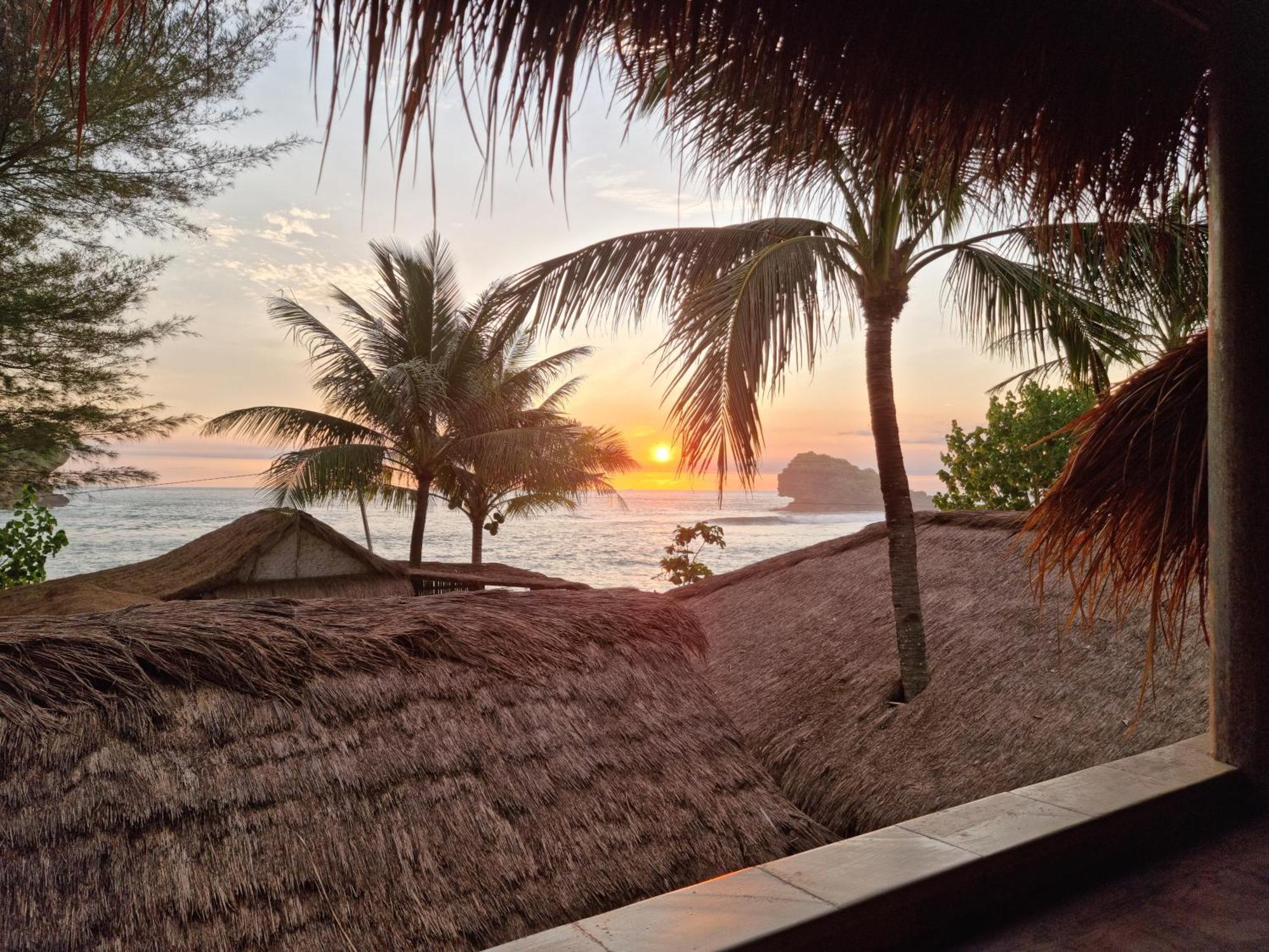 Istana Ombak Eco Resort Pacitan Buitenkant foto