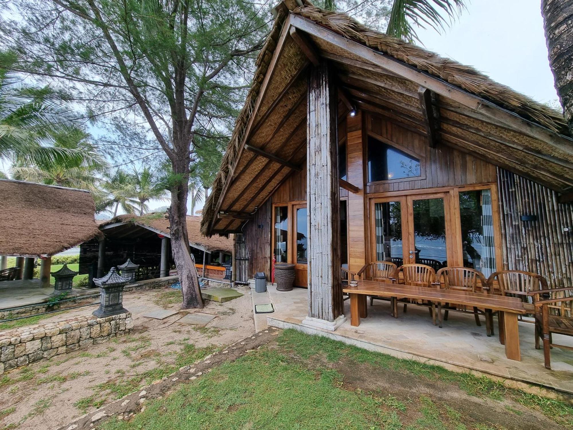 Istana Ombak Eco Resort Pacitan Buitenkant foto