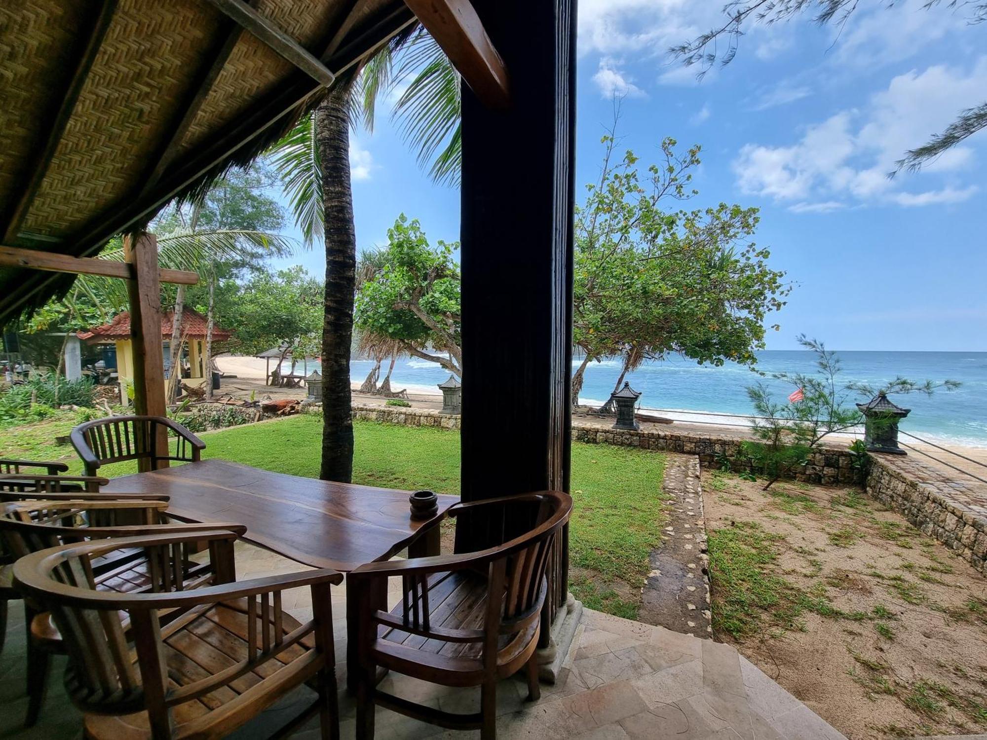 Istana Ombak Eco Resort Pacitan Buitenkant foto