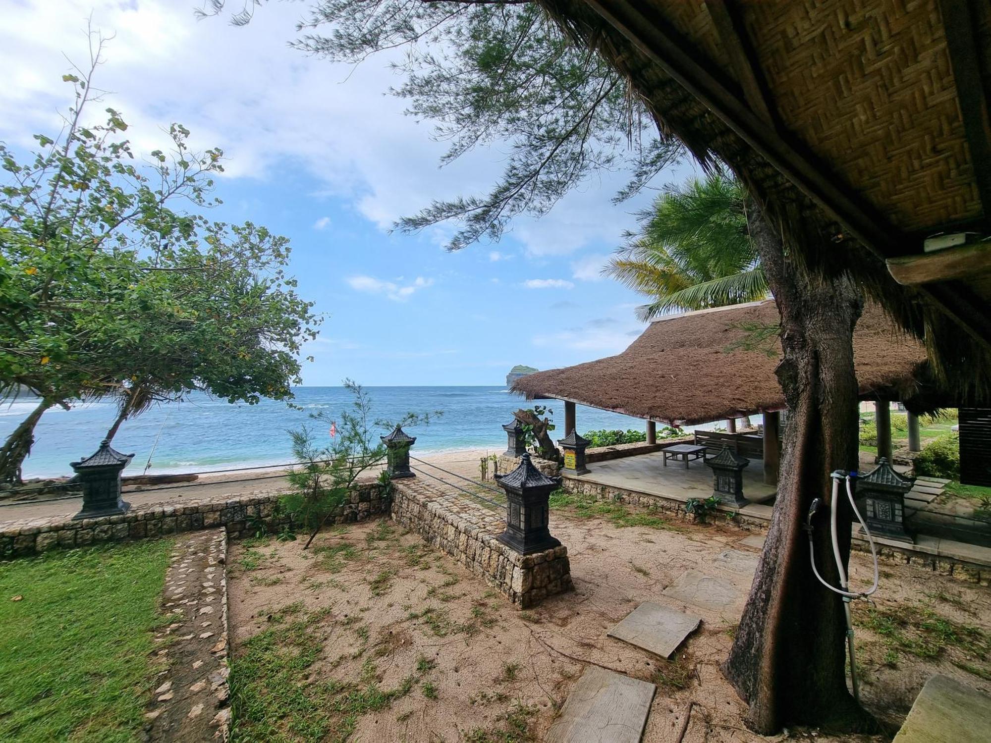 Istana Ombak Eco Resort Pacitan Buitenkant foto