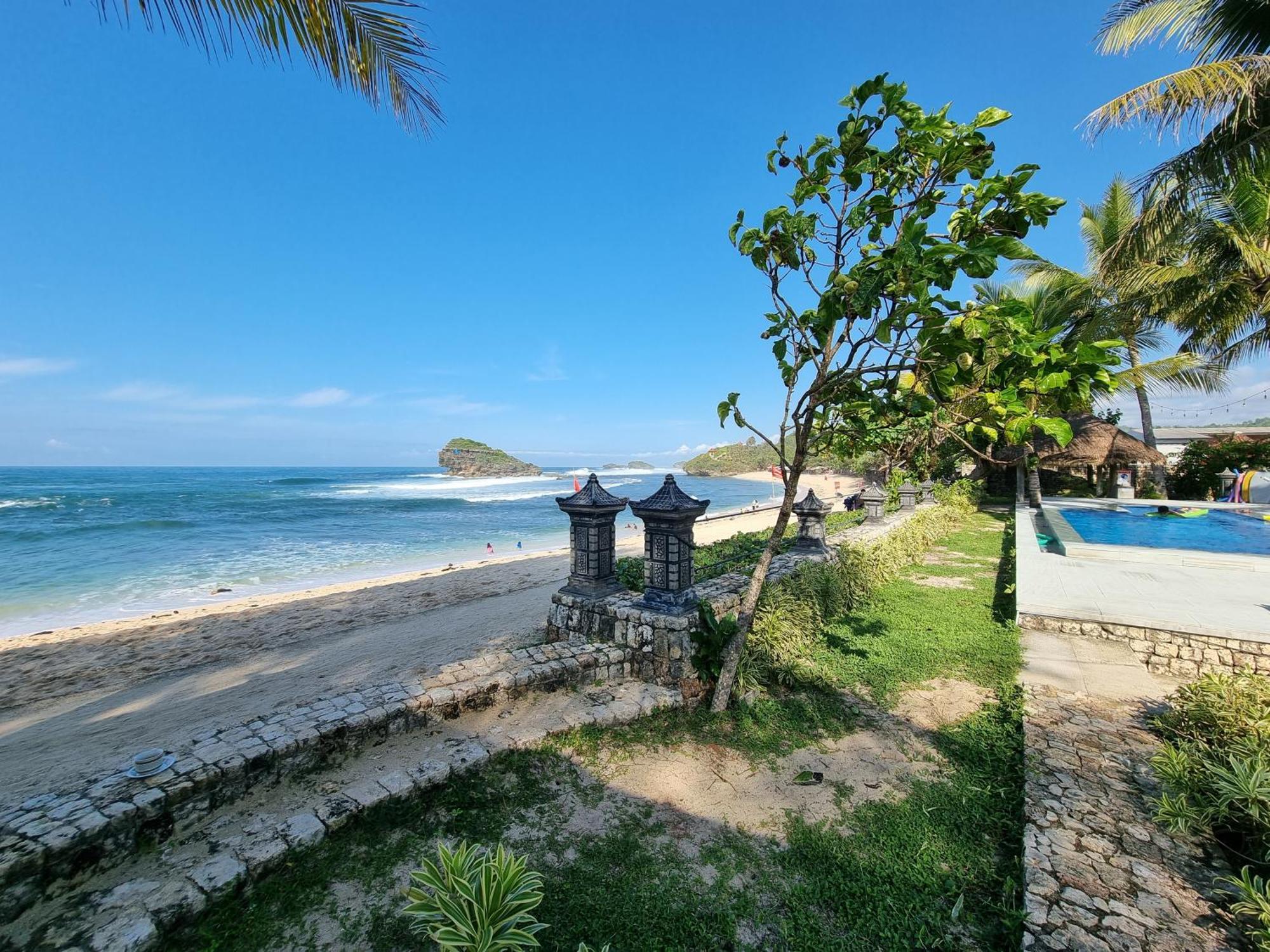 Istana Ombak Eco Resort Pacitan Buitenkant foto