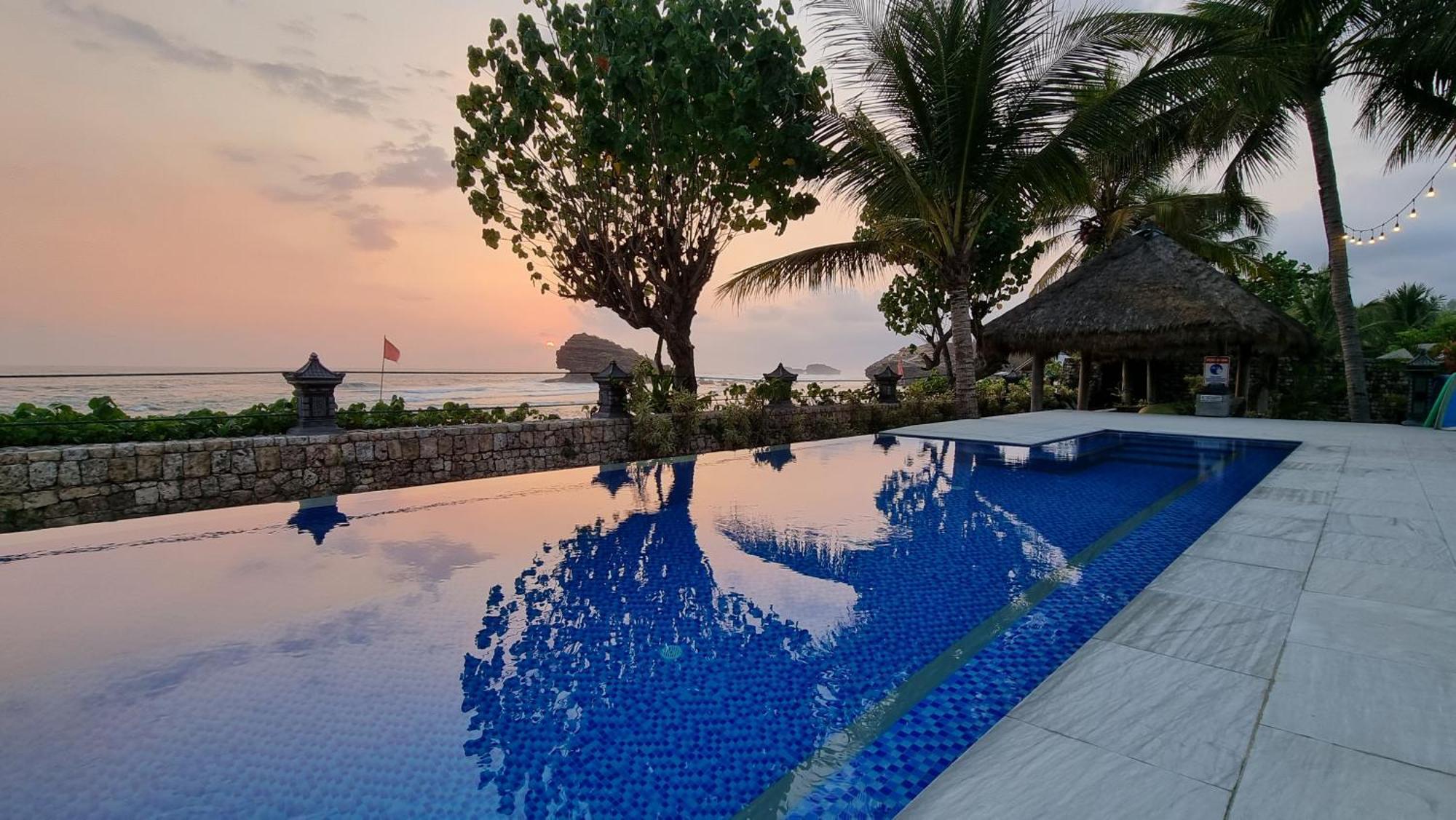 Istana Ombak Eco Resort Pacitan Buitenkant foto