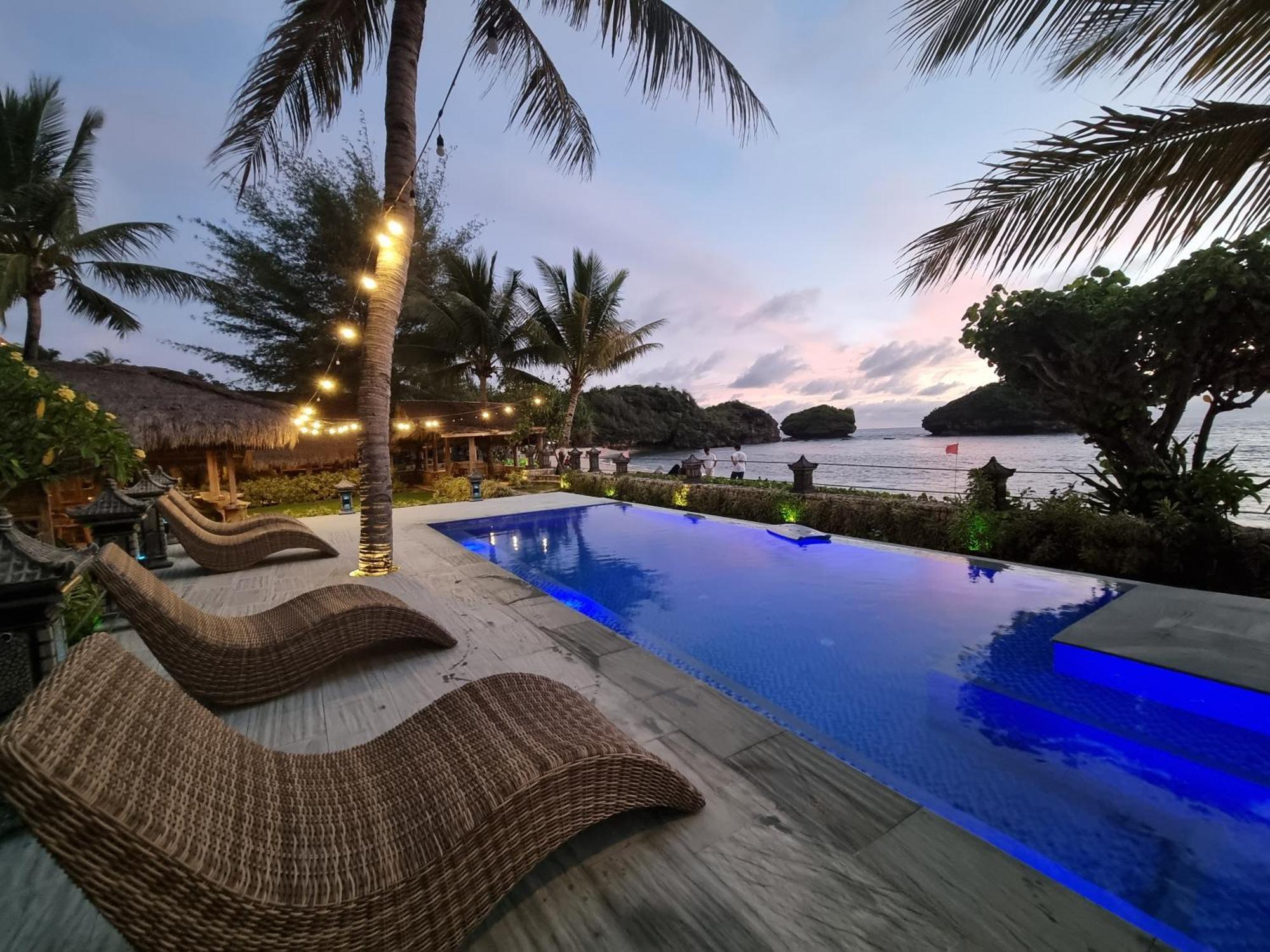 Istana Ombak Eco Resort Pacitan Buitenkant foto