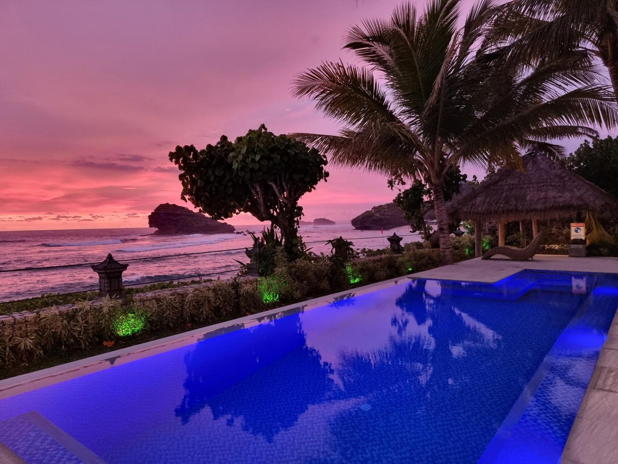 Istana Ombak Eco Resort Pacitan Buitenkant foto