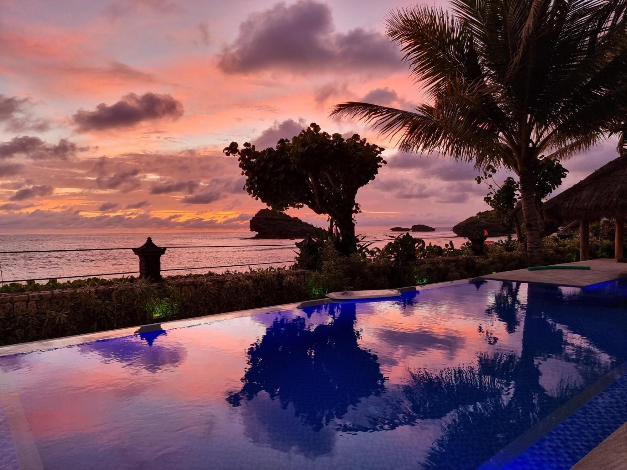 Istana Ombak Eco Resort Pacitan Buitenkant foto