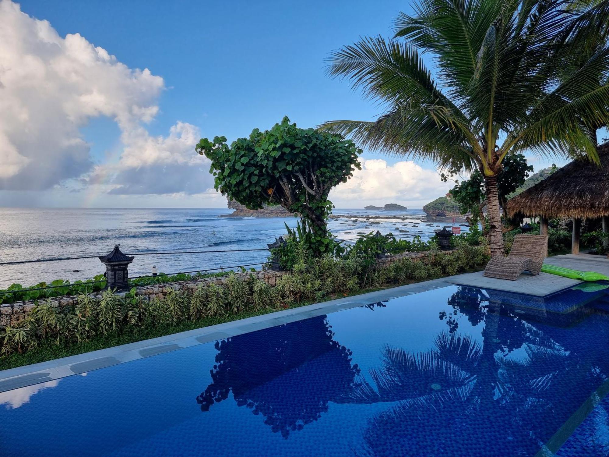 Istana Ombak Eco Resort Pacitan Buitenkant foto