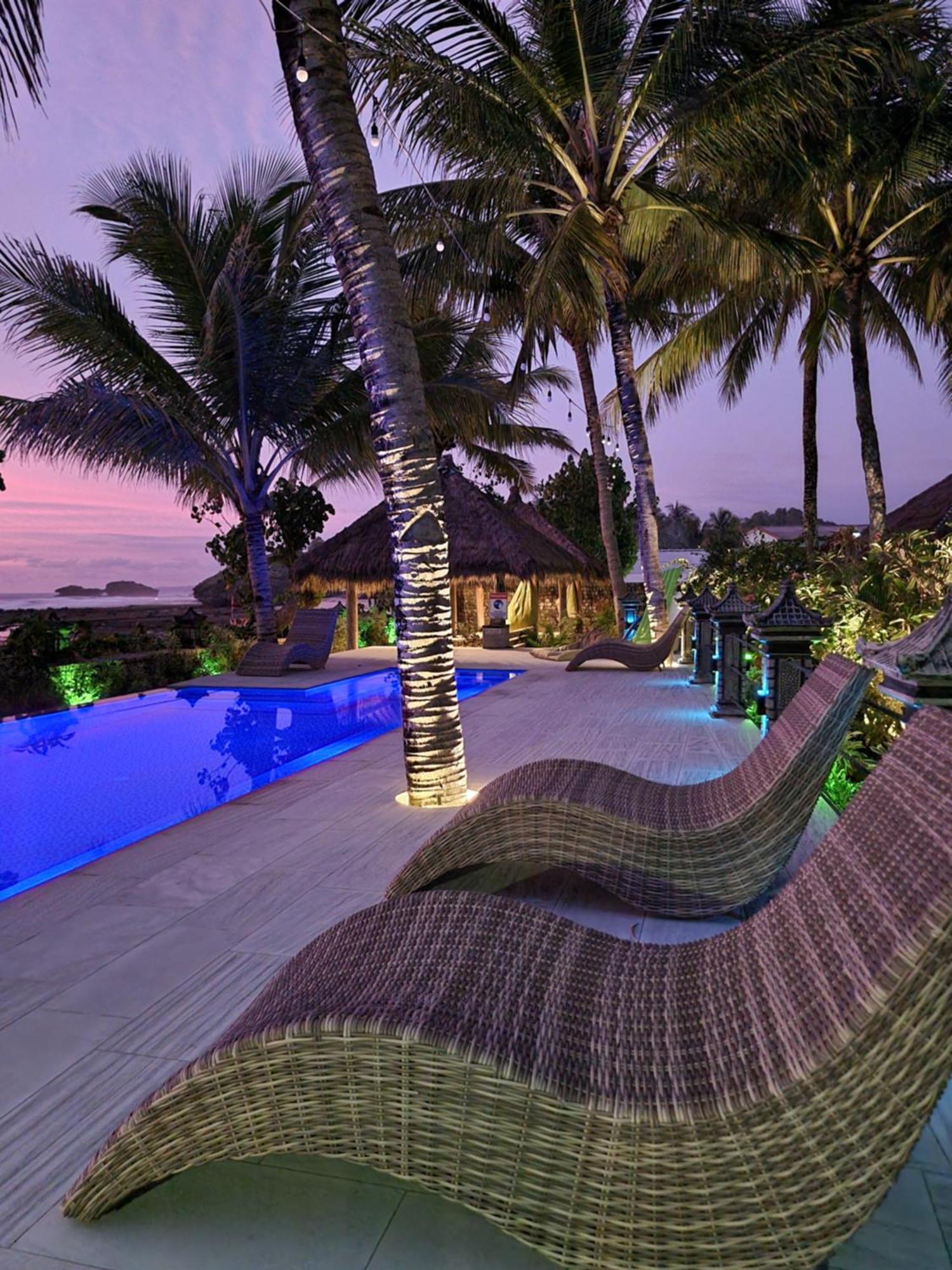 Istana Ombak Eco Resort Pacitan Buitenkant foto