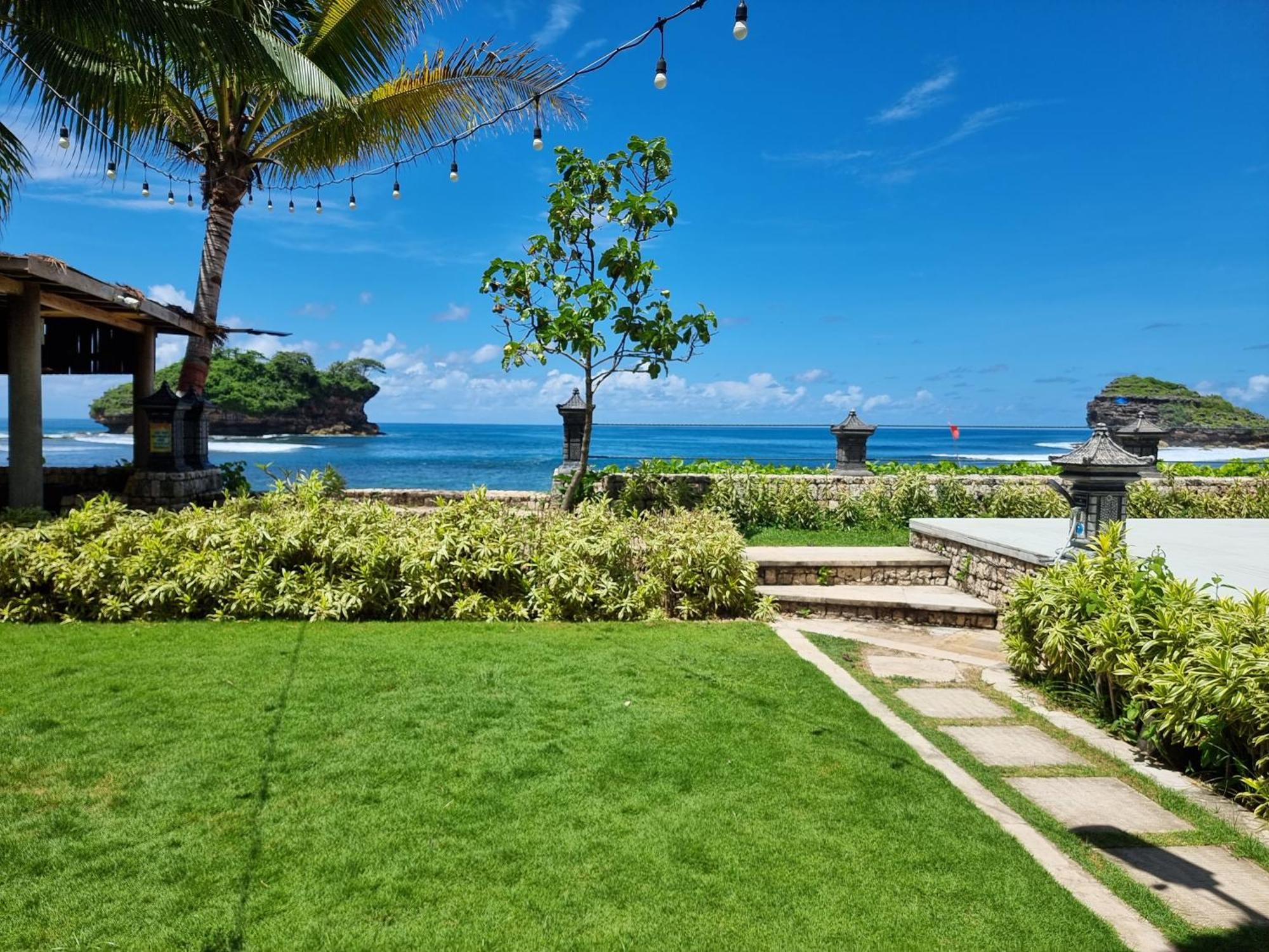 Istana Ombak Eco Resort Pacitan Buitenkant foto