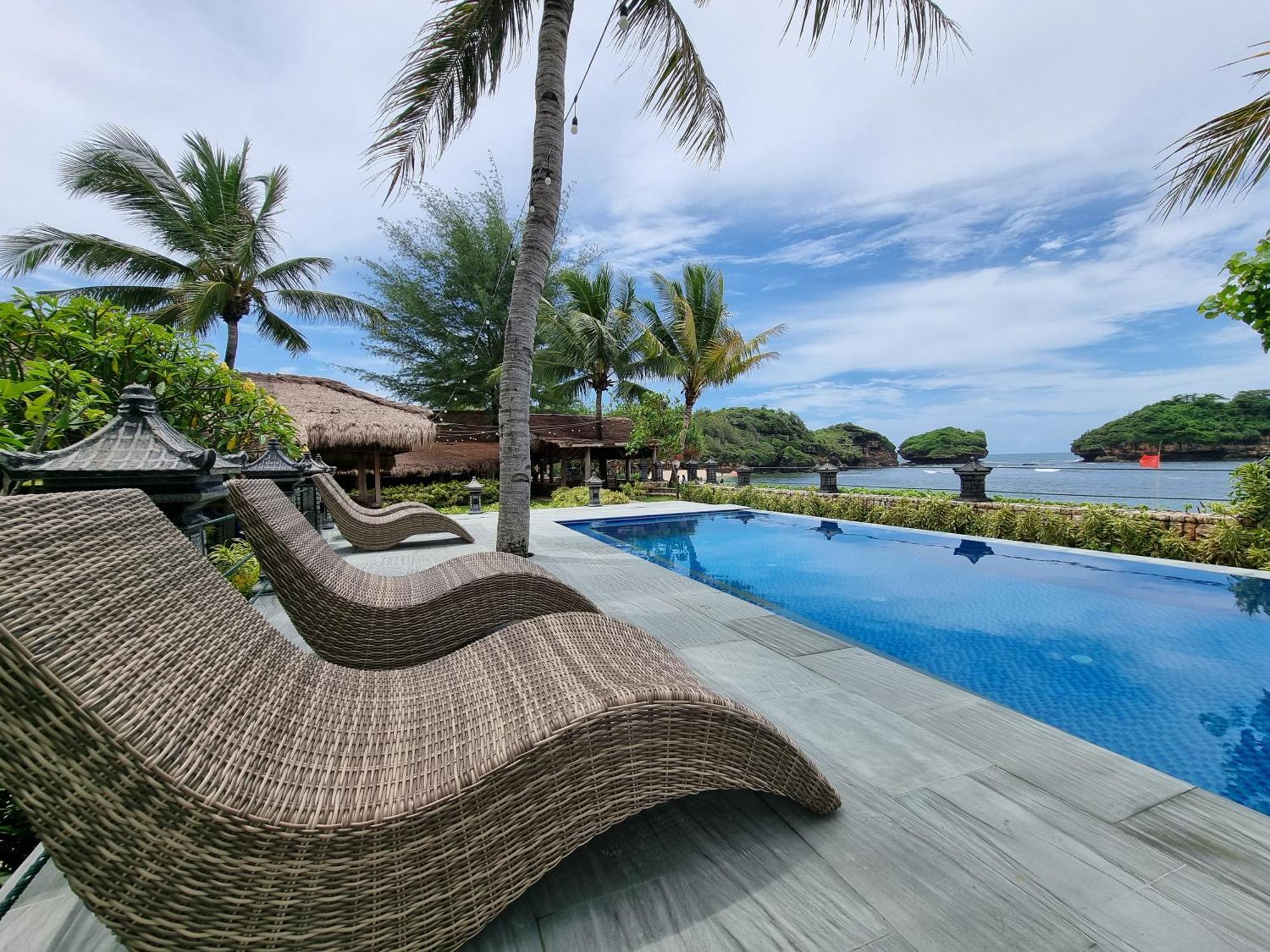 Istana Ombak Eco Resort Pacitan Buitenkant foto