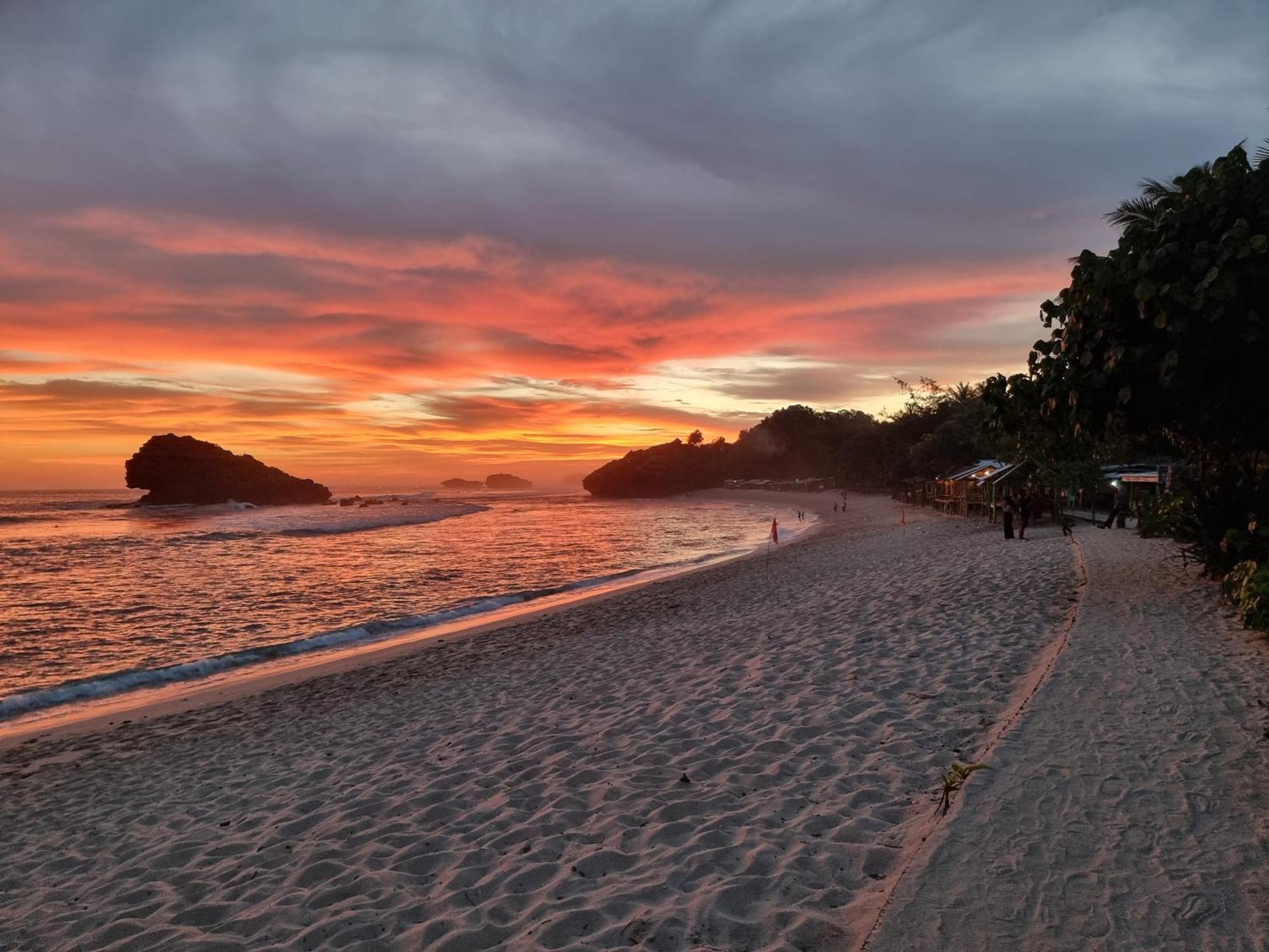 Istana Ombak Eco Resort Pacitan Buitenkant foto