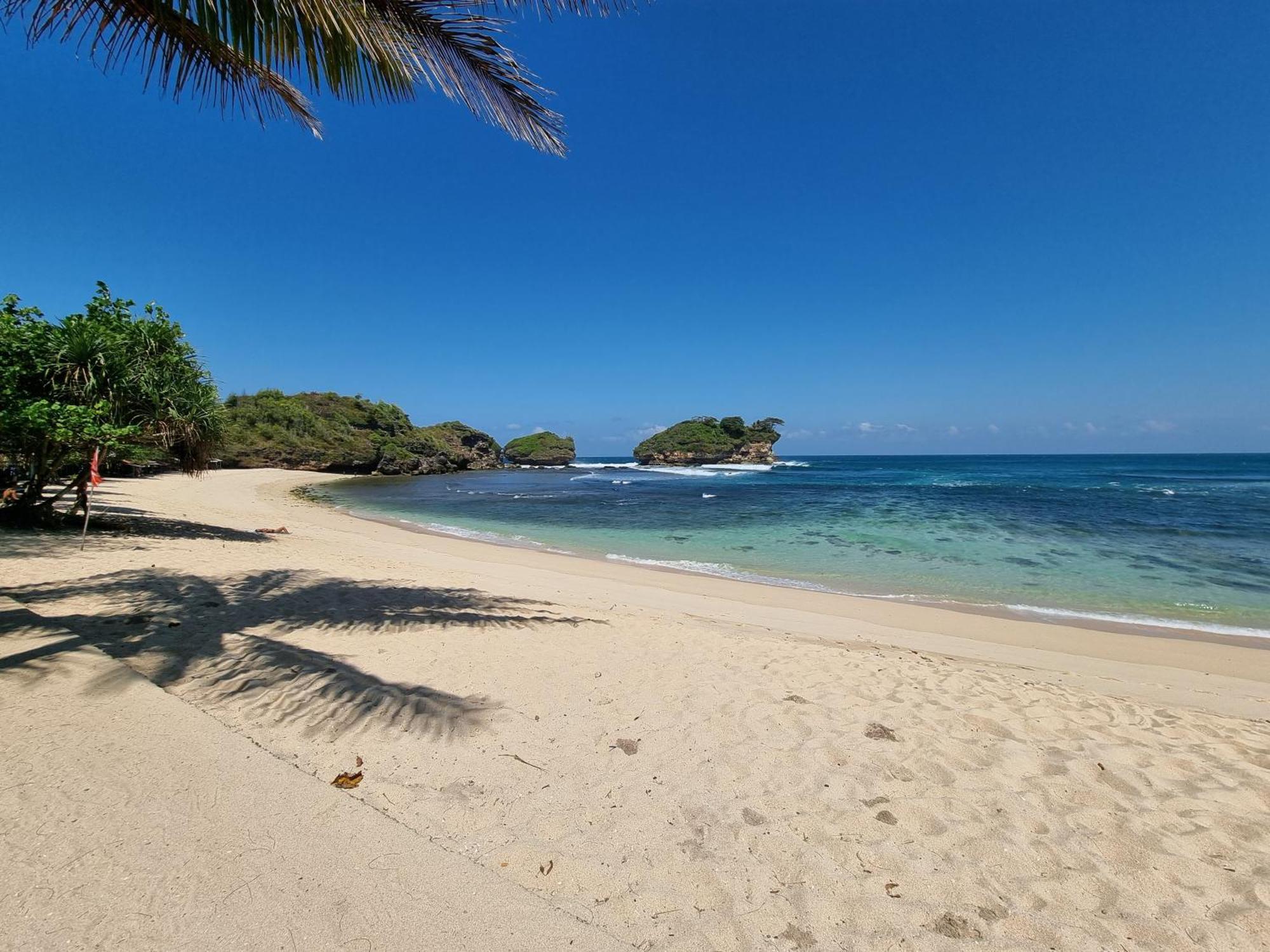 Istana Ombak Eco Resort Pacitan Buitenkant foto