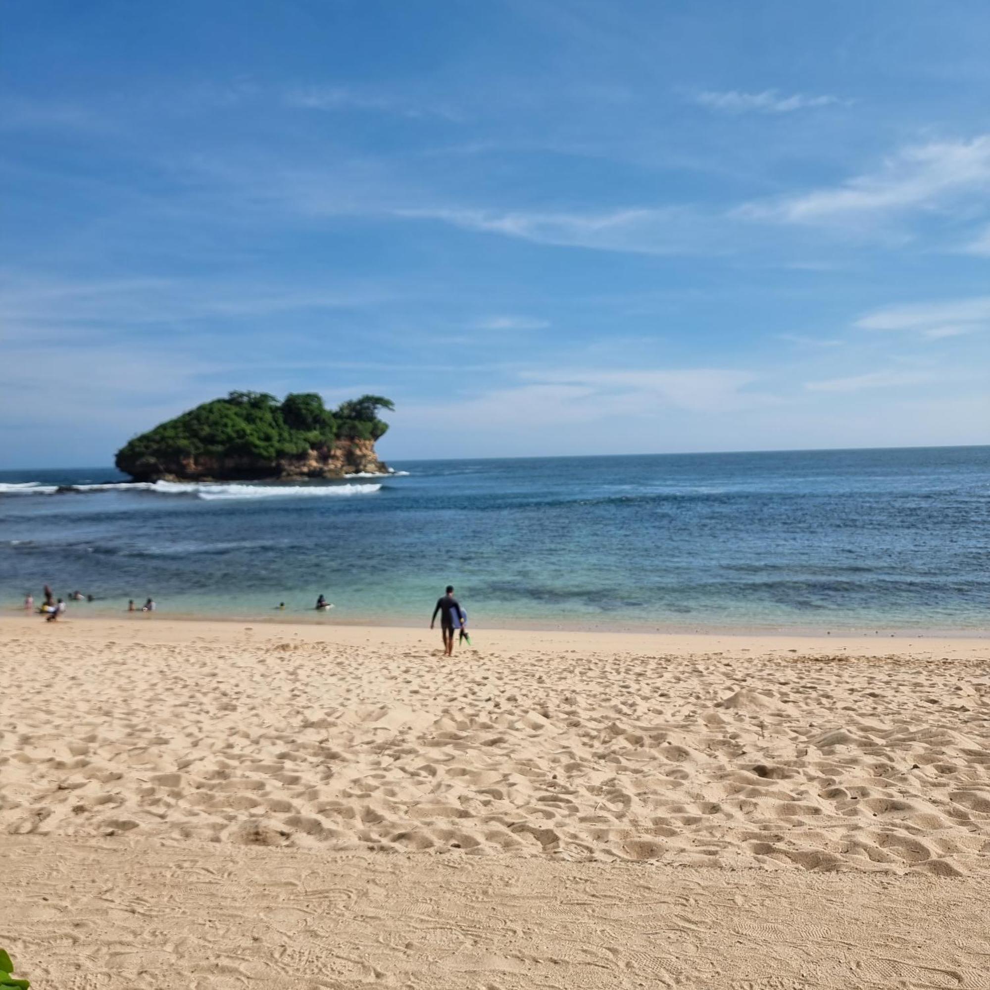 Istana Ombak Eco Resort Pacitan Buitenkant foto