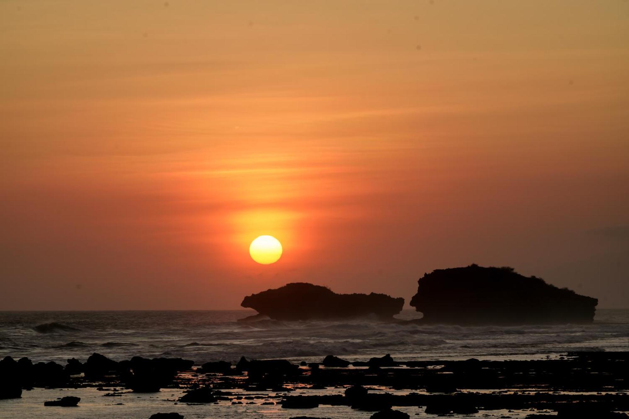 Istana Ombak Eco Resort Pacitan Buitenkant foto