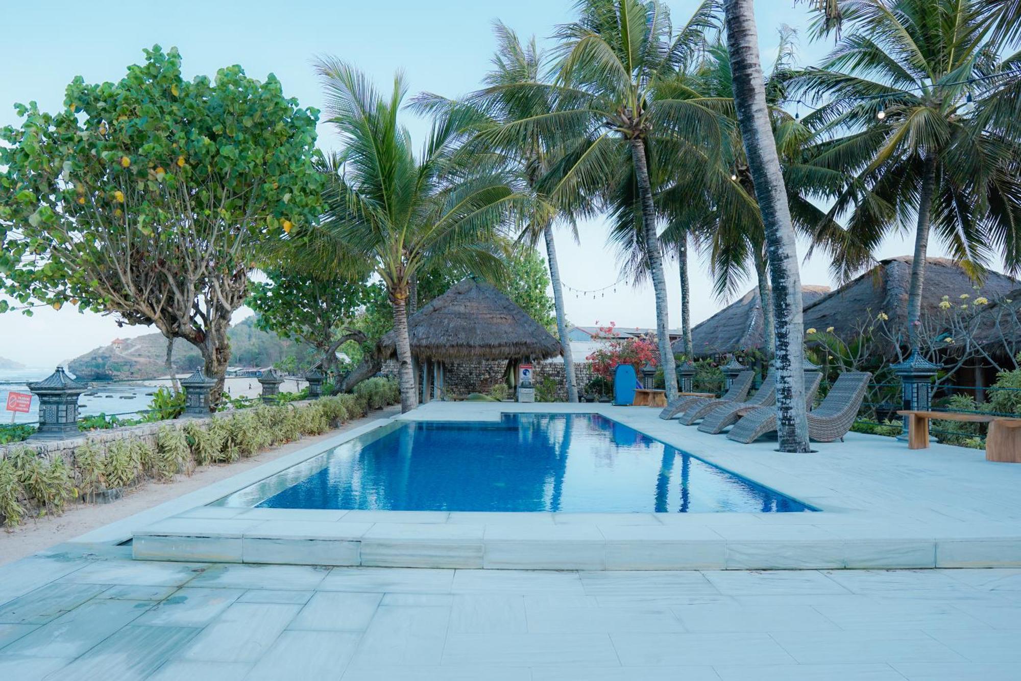 Istana Ombak Eco Resort Pacitan Buitenkant foto