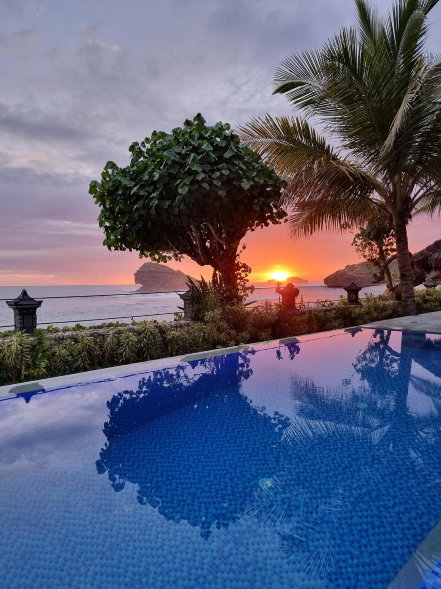 Istana Ombak Eco Resort Pacitan Buitenkant foto