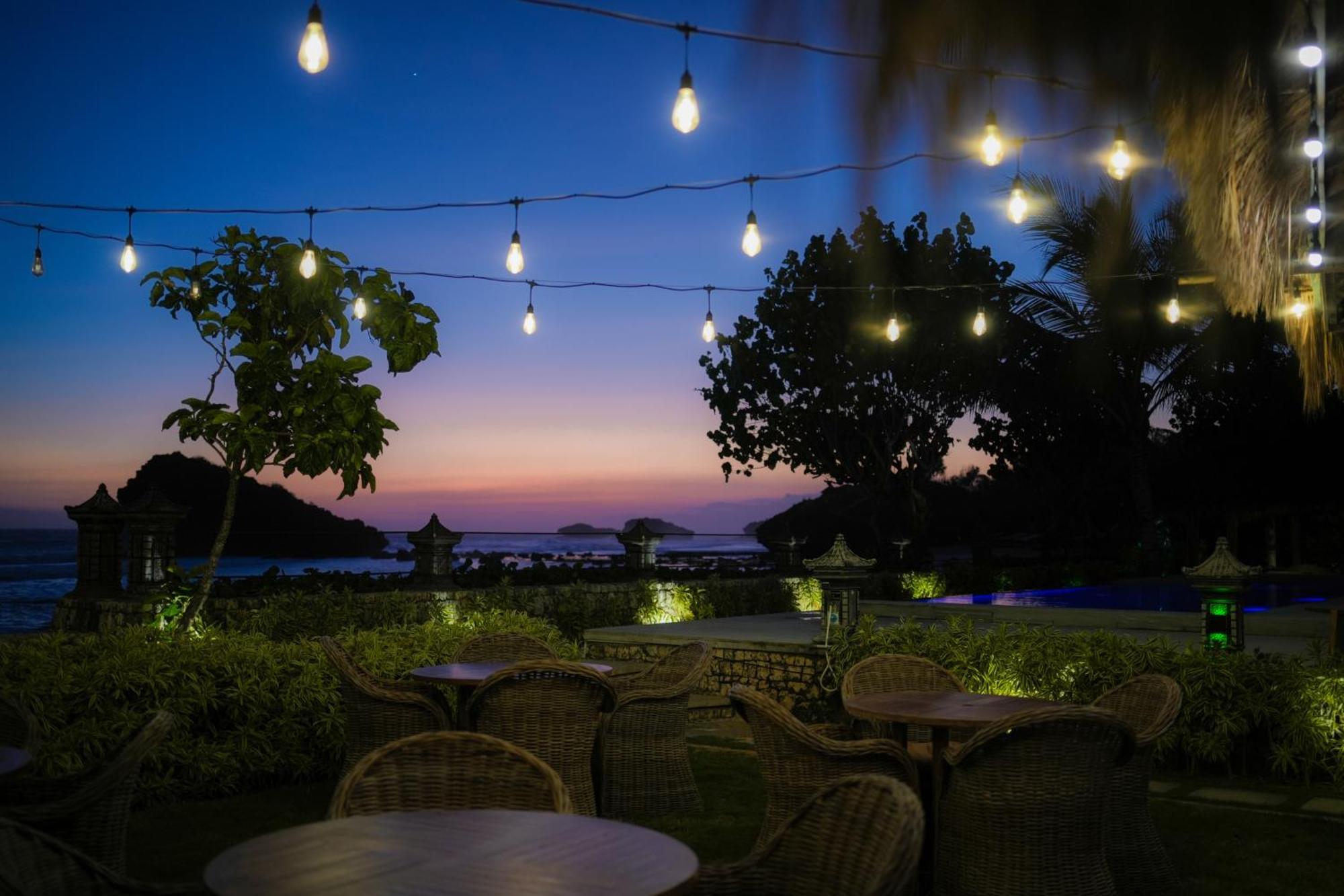 Istana Ombak Eco Resort Pacitan Buitenkant foto