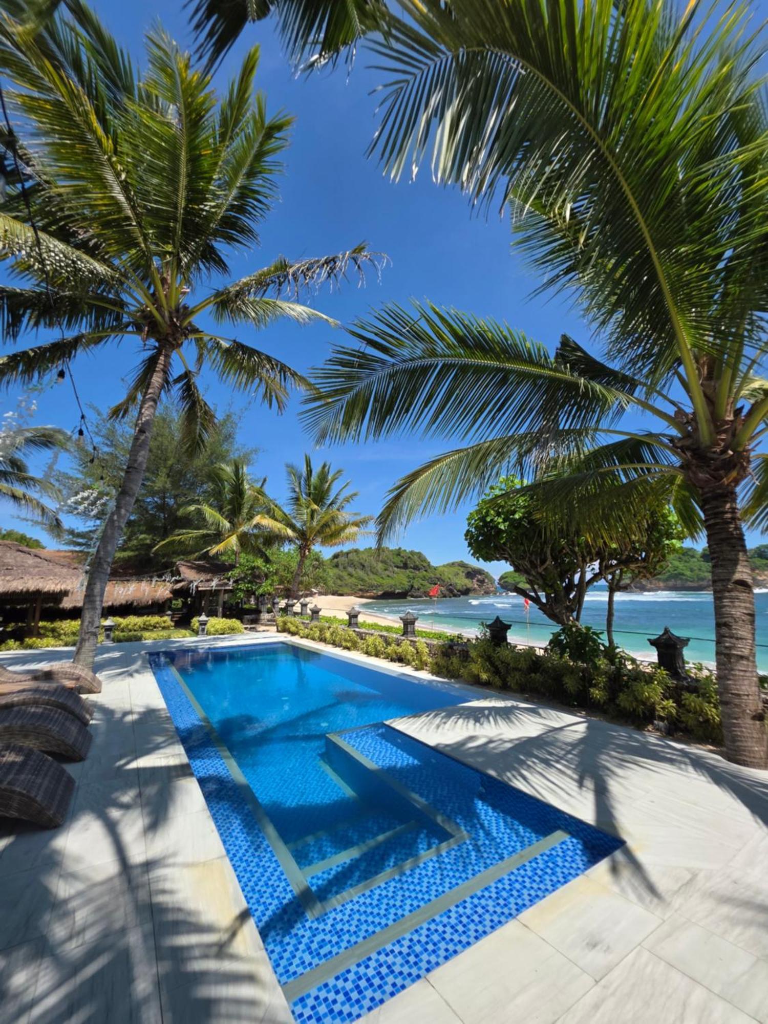 Istana Ombak Eco Resort Pacitan Buitenkant foto