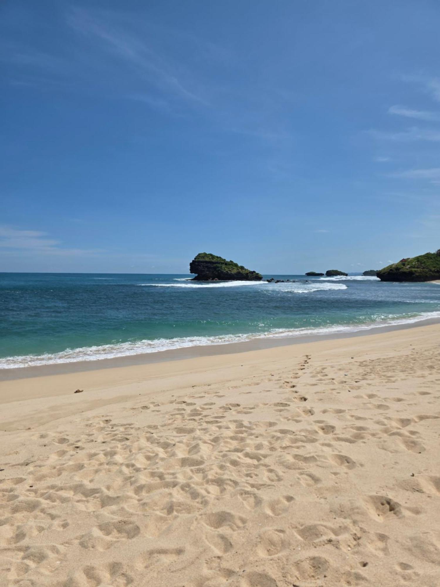 Istana Ombak Eco Resort Pacitan Buitenkant foto