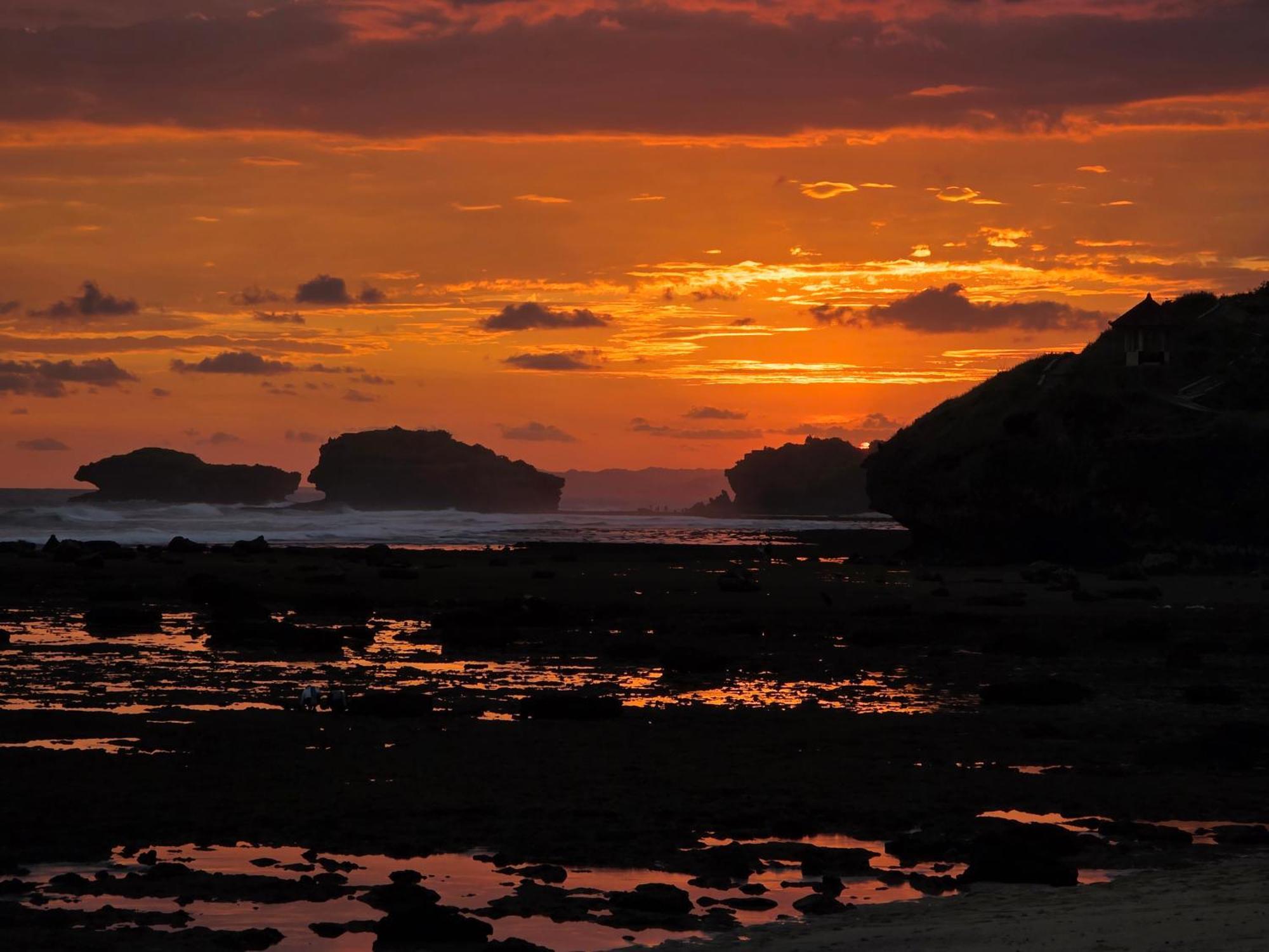 Istana Ombak Eco Resort Pacitan Buitenkant foto